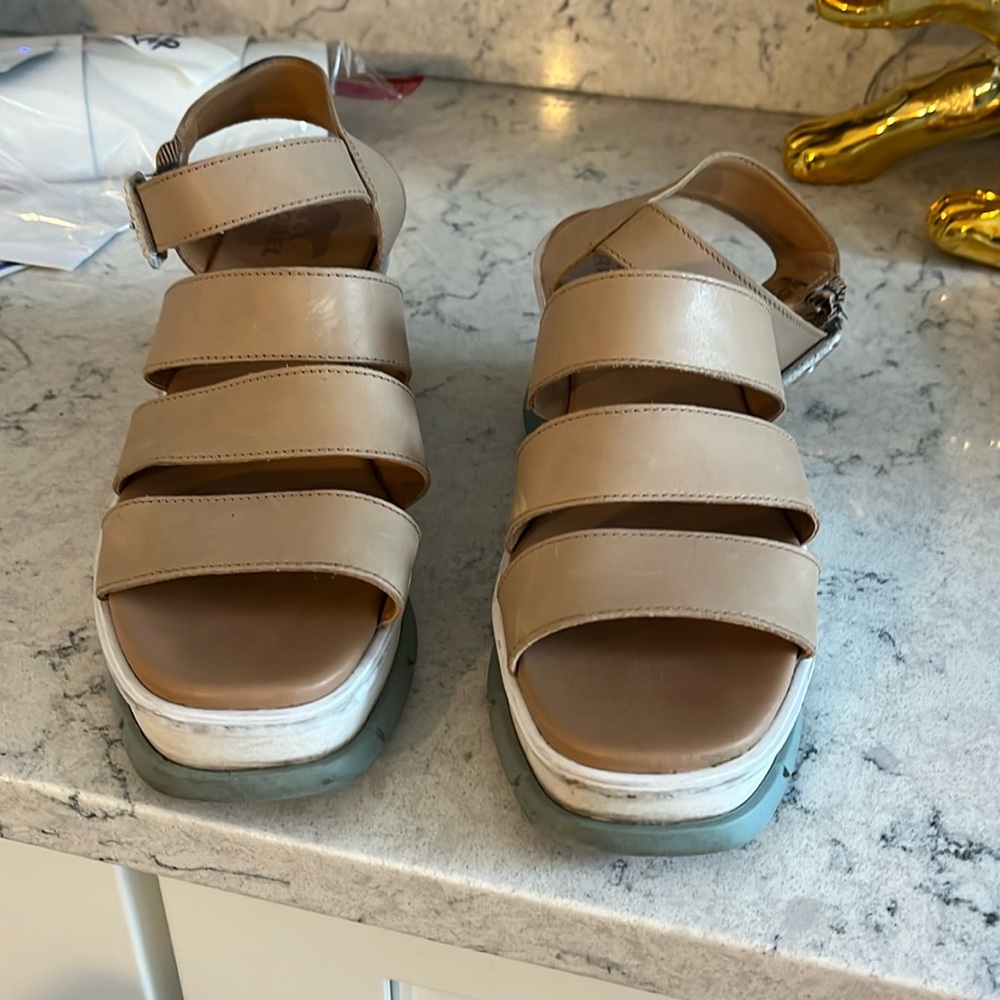Sorel platform sandals size 91/2.
